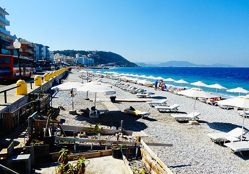 Längs strandpromenaden vid Windy beach på Rhodos finns tavernor, affärer, barer och kaféer.