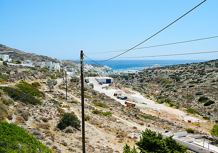 Utsikt från vår altan på Bonama i Alopronia (hamnen) på Sikinos.