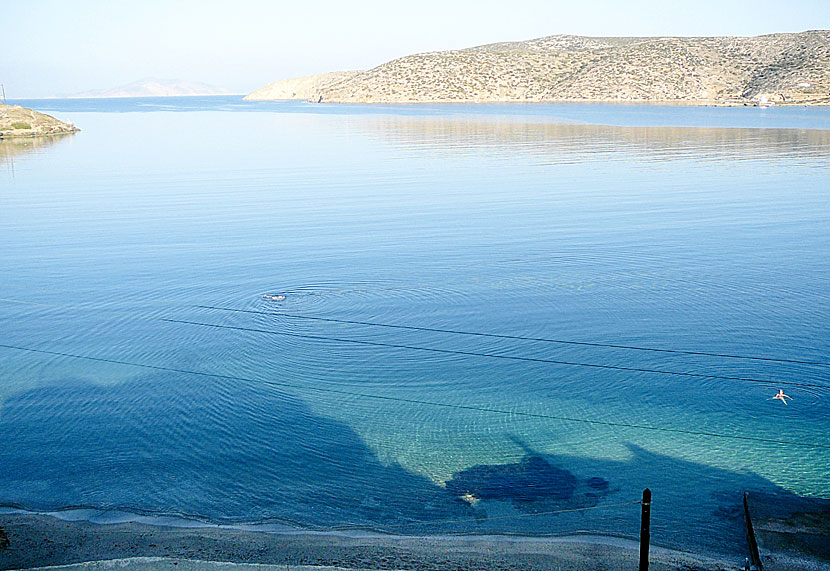 Utsikt från balkongen på rum nummer 5 på Eleni Rooms i Katapola på Amorgos.