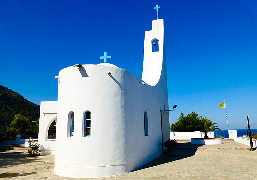 Kyrkan Agios Nikolaos ovanför Potami beach på Samos.
