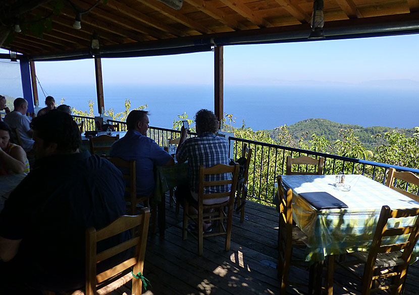 Utsikt från Lukas Taverna i Manolates på Samos.