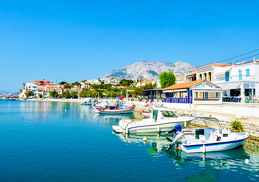 Den trevliga hamnpromenaden i Ormos med bra restauranger och tavernor.