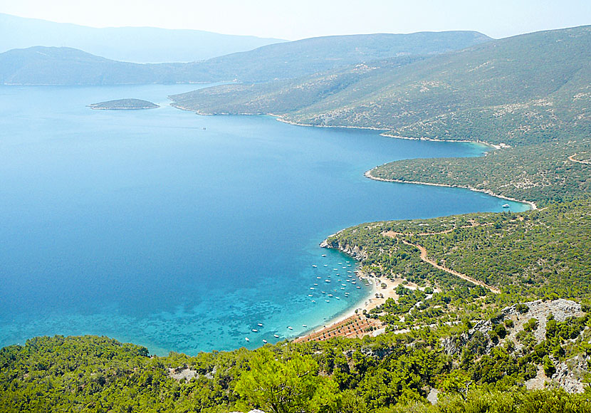 Utsikt över Mourtia beach från klostret Zoodohou Pigis på Samos.