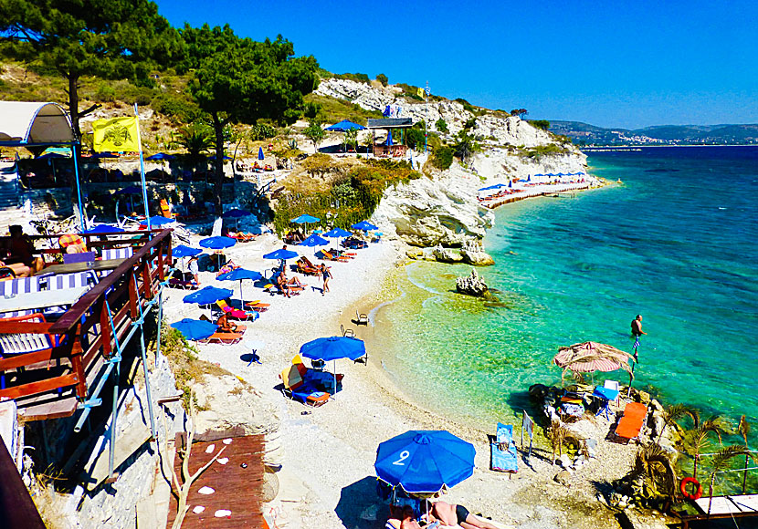 Tavernan och Nicos Island på Pappa beach på Samos. 