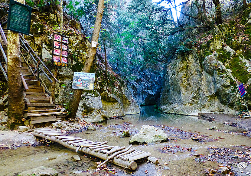 Vandringen till vattenfallet i Potami slutar vid en sjö där det finns en taverna som heter Archontissa.