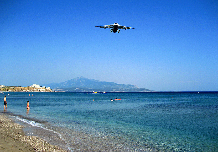 Flygplan landar vid Potokaki  beaach i Pythagorion på Samos.