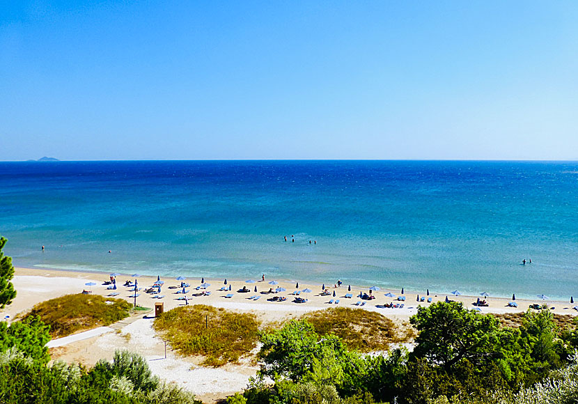 Den långgrunda sandstranden Psili Ammos 2 väster om Votsalakia på Samos.