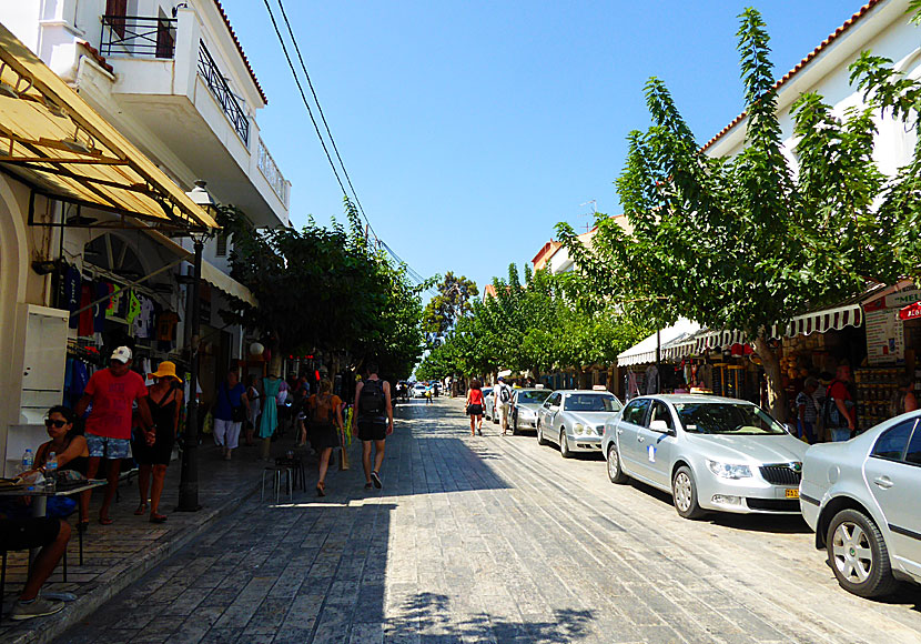 Längs huvudgatan i Pythagorion finns många affärer, snabbmatställen, taxi och bankomater.