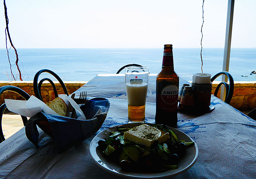 Den rofyllda och meditativa utsikten från  Taverna at the end of the world på Samos.