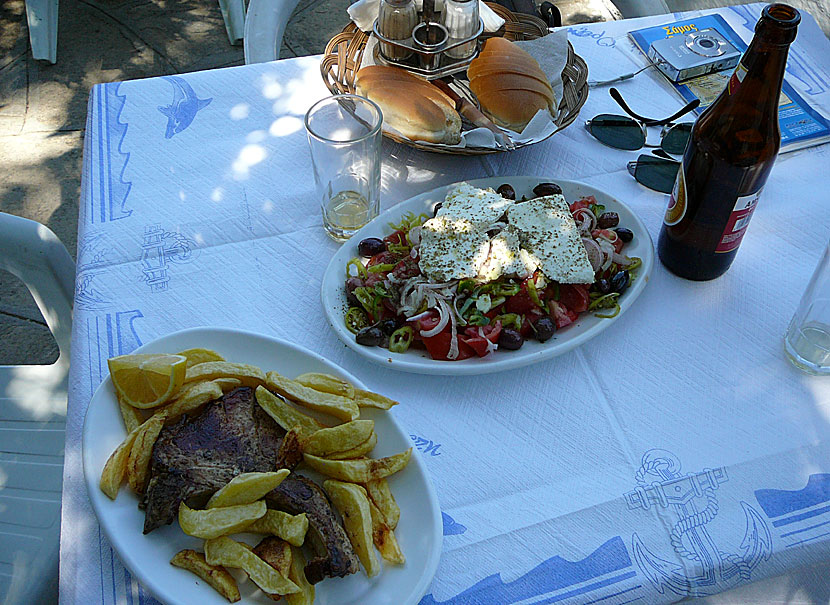 Pork shop och grekisk sallad på självserveringen i Kastania på Samos. 