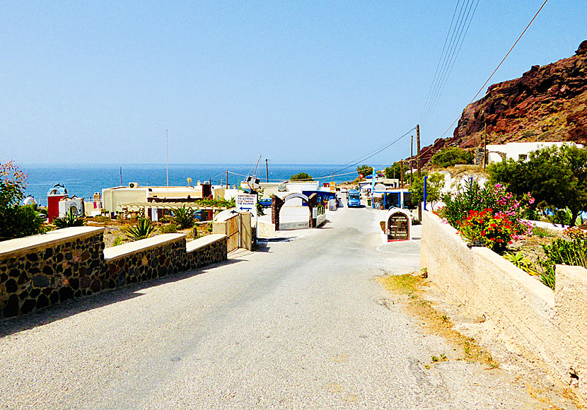 Längs vägen ner till Red beach från utgrävningarna i Akrotiri ligger många restauranger och tavernor. 