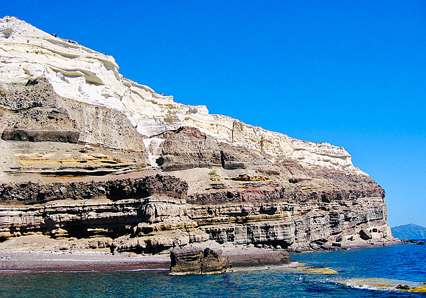 Den vita ön Aspronisi island nära vulkanerna på Santorini.