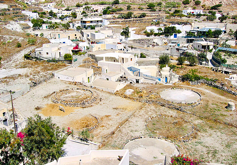 Nedanför Kastelli ligger en liten pittoresk by som det inte finns många av på Santorini.