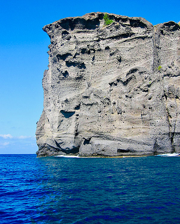 Berg av lava från vulkanutbrottet på Santorini i Kykladerna. 