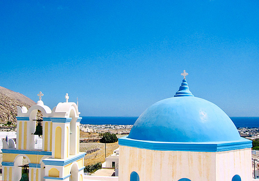 Från kyrkan Metamorfosi Sotiros Church i Kastelli har man fin utsikt över Perissa beach. 