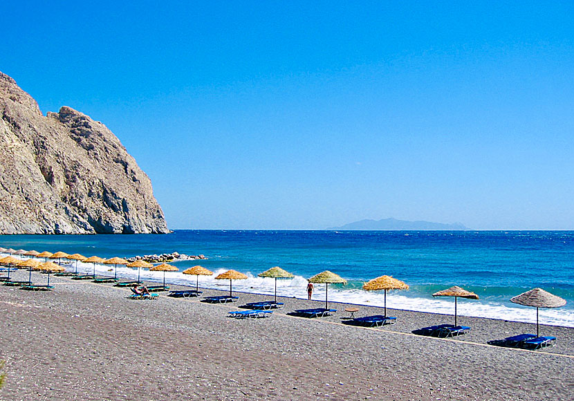 Perissa beach på Santorini i Kykladerna.