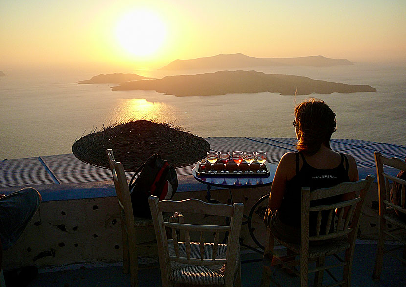 Missa inte solnedgången bakom vulkanerna och ön Thirasia från Santo Wines på Santorini.