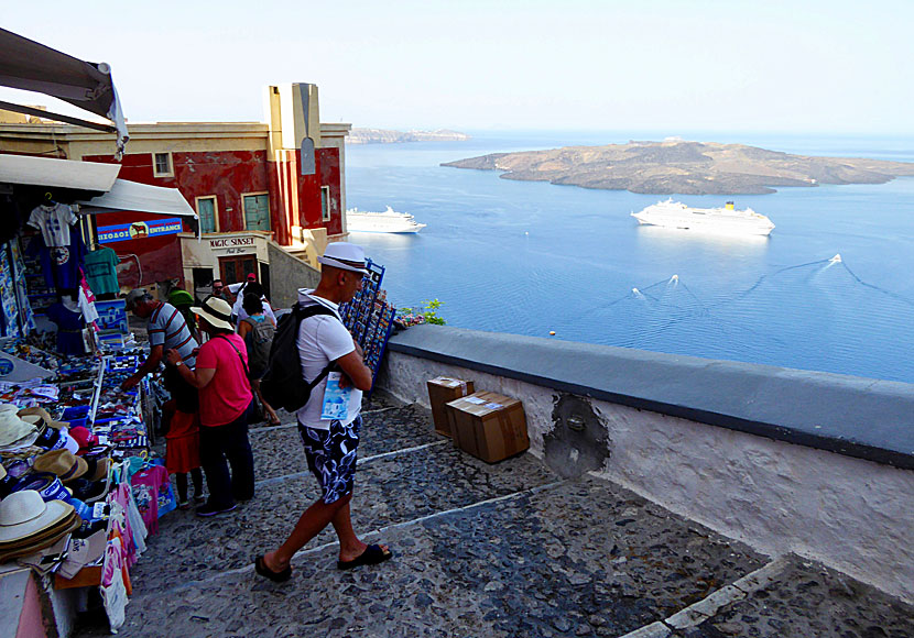 En av flera utsiktplatser i Fira på Santorini.