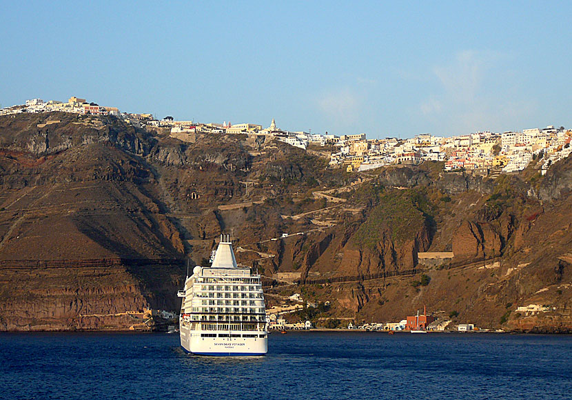 Fira på Santorini sett från havet.