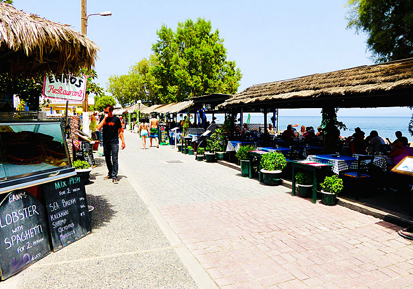 Strandpromenaden i Kamari. Tavernor. Santorini.