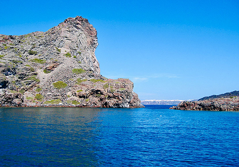 Vulkanerna Nea Kameni och Palia Kameni på Santorini.