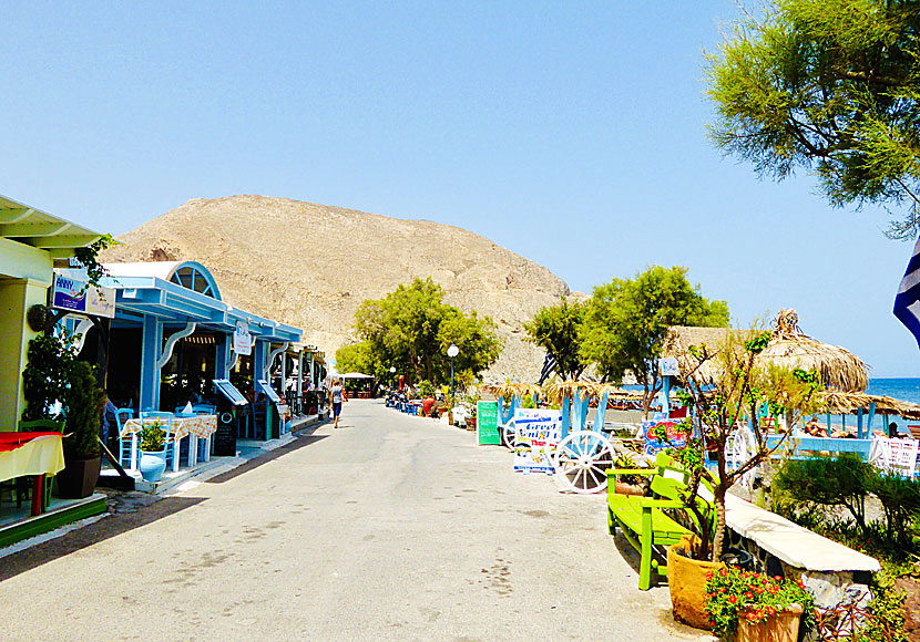 Restauranger och tavernor längs strandpromenaden i Perissa på Santorini.