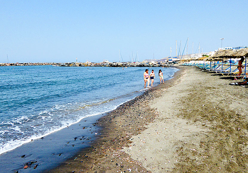 Den långgrunda och barnvänliga sandstranden i Vlychada på Santorini.