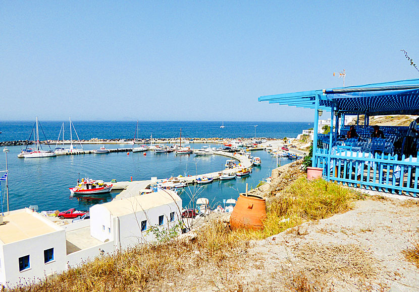 Dimitris Taverna i hamnen i Vlychada på södra Santorini.