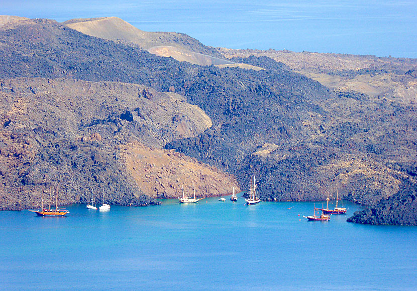 Utflyktsbåtar vid vulkanen Nea Kameni på Santorini i Grekland.