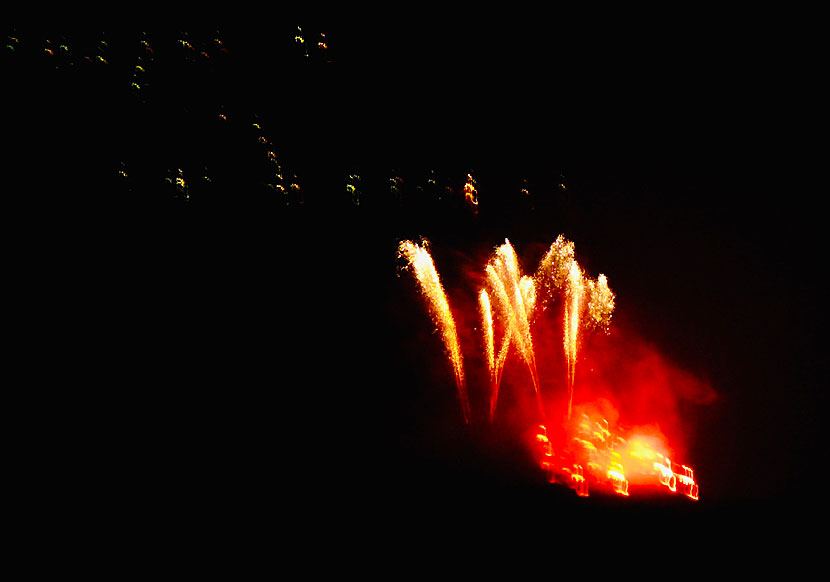 Pyroteknisk lava rinner nedför vulkanen Nea Kameni under vulkanens dag. 