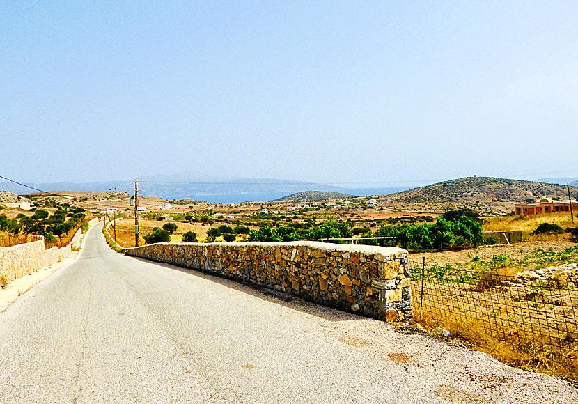 Vägen som går mellan byarna Chora och Messaria på ön Schinoussa.