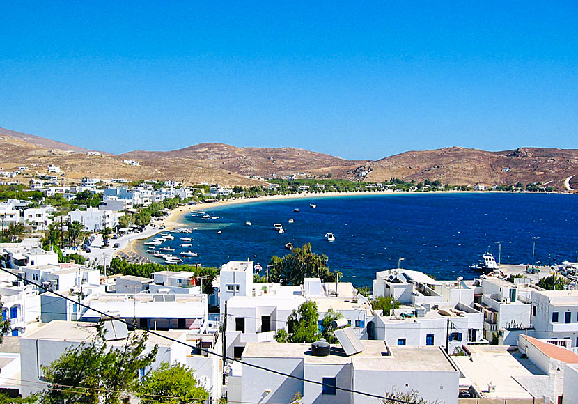 Den långa barnvänliga sandstranden i Livadi på Serifos.