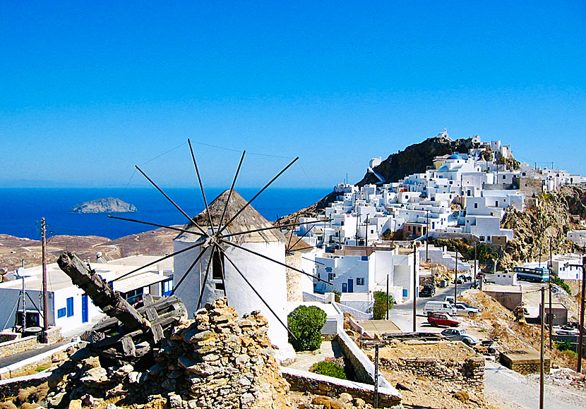 Väderkvarnar ovanför Chora på Serifos i Grekland. 