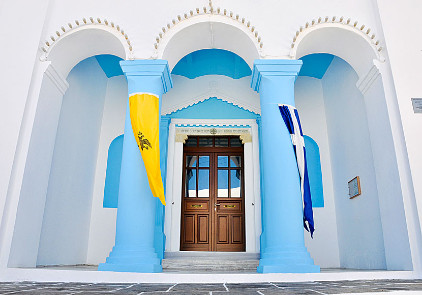 Den pampiga ingången till Agios Spiridon church.