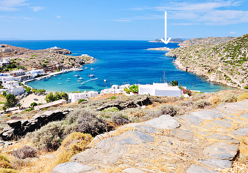 Faros på Sifnos med kyrkan Stavros och klostret Chrisopigi.     