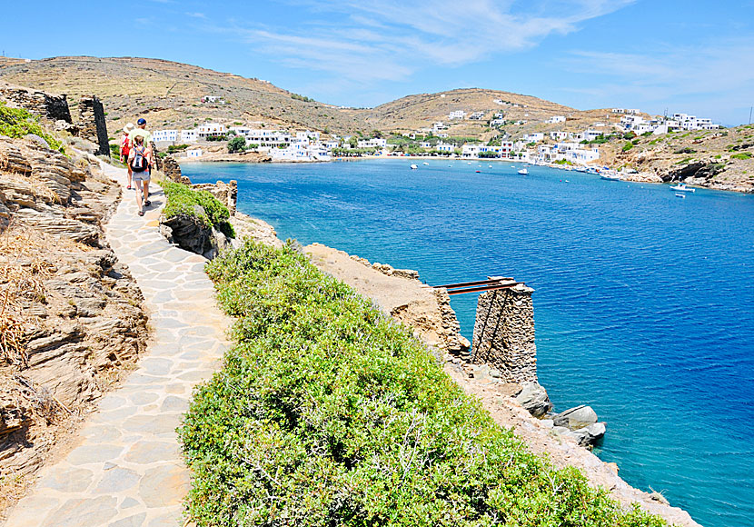 Vandra mellan byn Faros och klostret Chrisopigi, via Apokofto beach på Sifnos i Kykladerna.