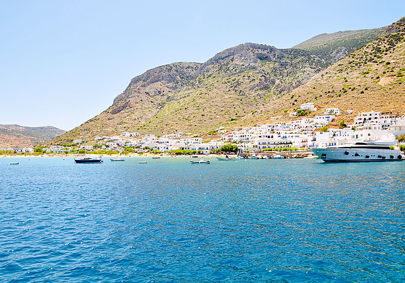 Hamnen och stranden i Kamares på Sifnos i Kykladerna.