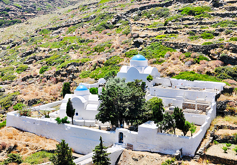 Nedanför Kastro på Sifnos ligger två vackra kyrkor omgivna av en kyrkogård.