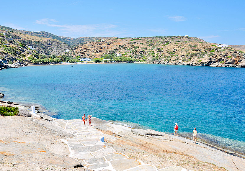 Missa inte klippbadet och klostret i Chrisopigi när du reser till Platys Gialos på Sifnos.