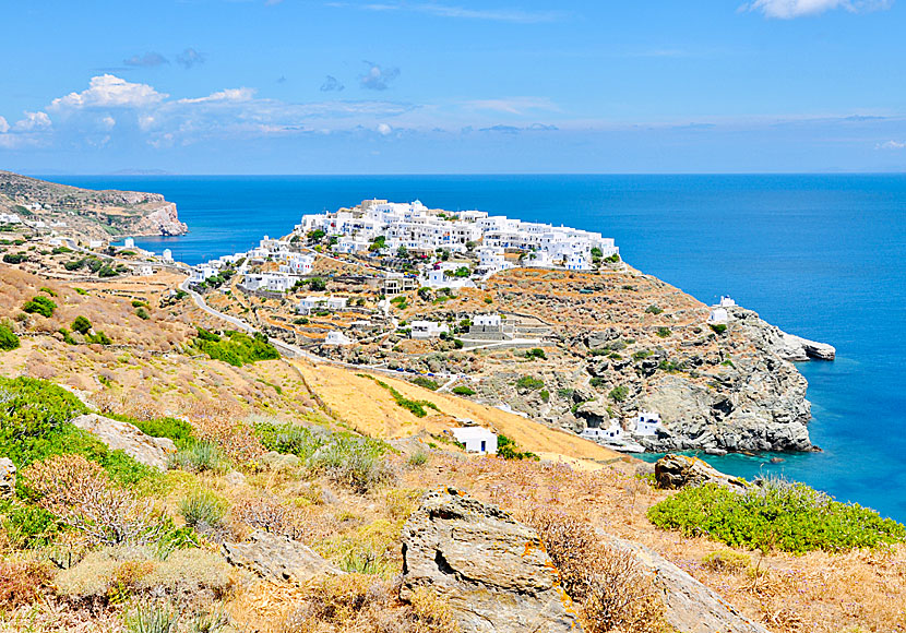 Missa inte den unika byn Kastro när du har badat på stränderna Panagia Poulati och Efta Martyrs på Sifnos.