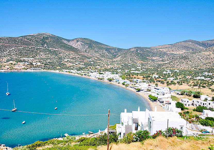 Vy över byn och stranden Platys Gialos på Sifnos i Kykladerna.