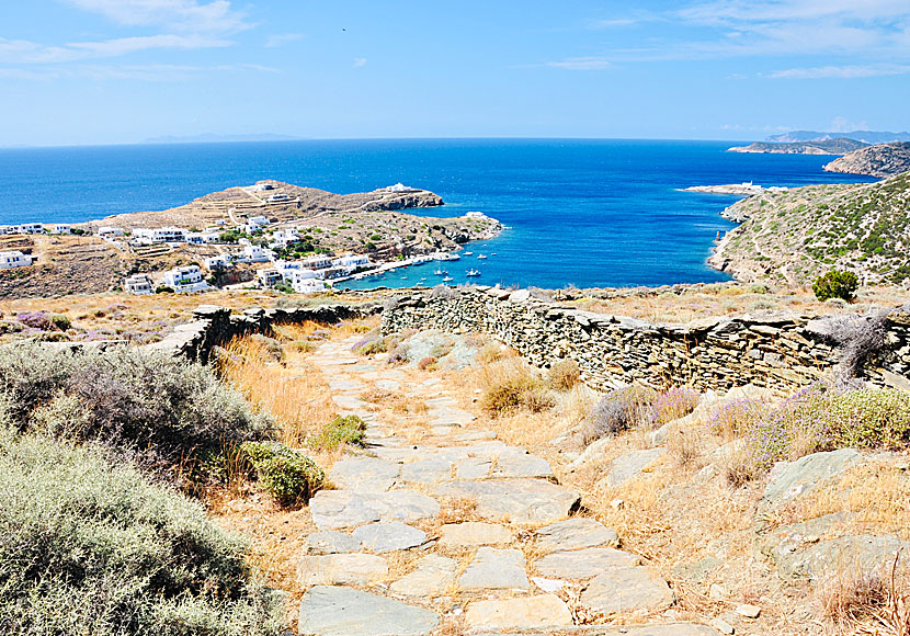 Den mycket vackra bukten där byn Faros och klostret Chrisopigi på Sifnos ligger. 