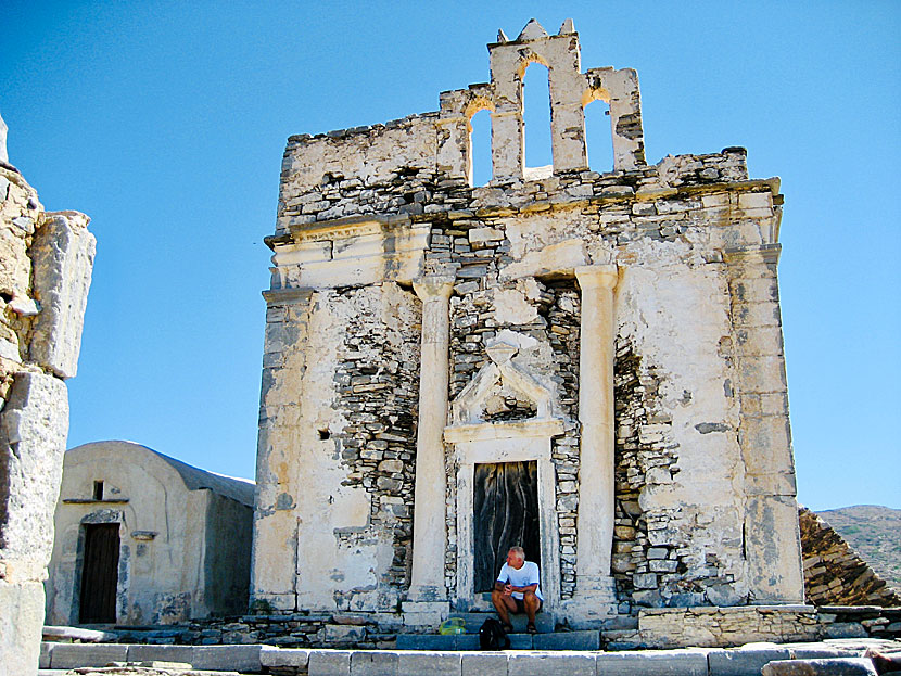 Templet och kyrkan Episkopi på Sikinos i Grekland.