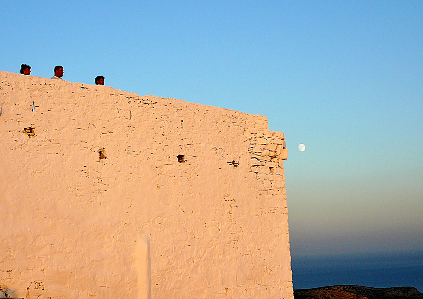 Solnedgång och fullmåne på Sikinos i Grekland.