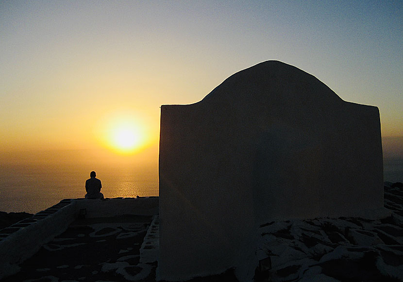 Solnedgången över Folegandros sedd från klostret Zoodochos Pigi på Sikinos.