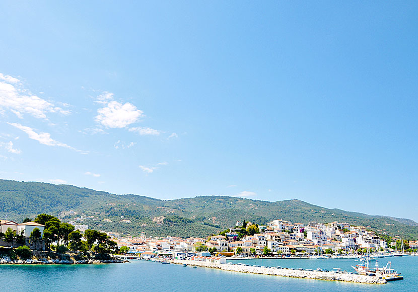 Från hamnen på Skiathos går det färjor och katamaraner till Skopelos, Alonissos och Skyros.