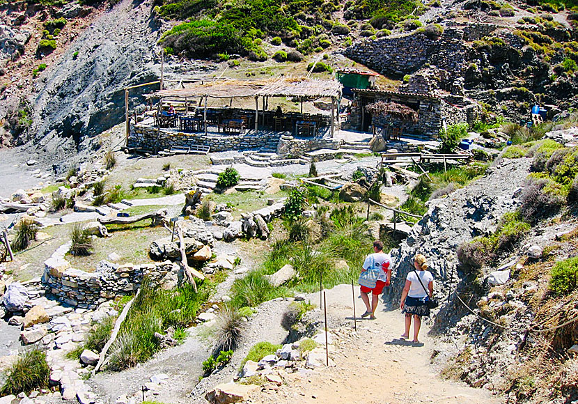 Tavernan ovanför stranden i Kastro på Skiathos.