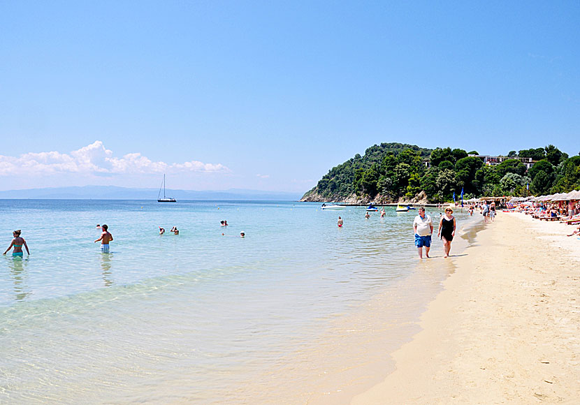 Den mjuka fina ljusgula sanden vid Koukounaries beach.