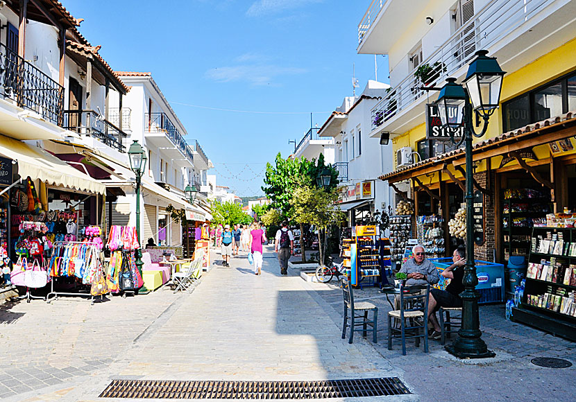 Gågatan Odos Papadiamantis i Skiathos stad.