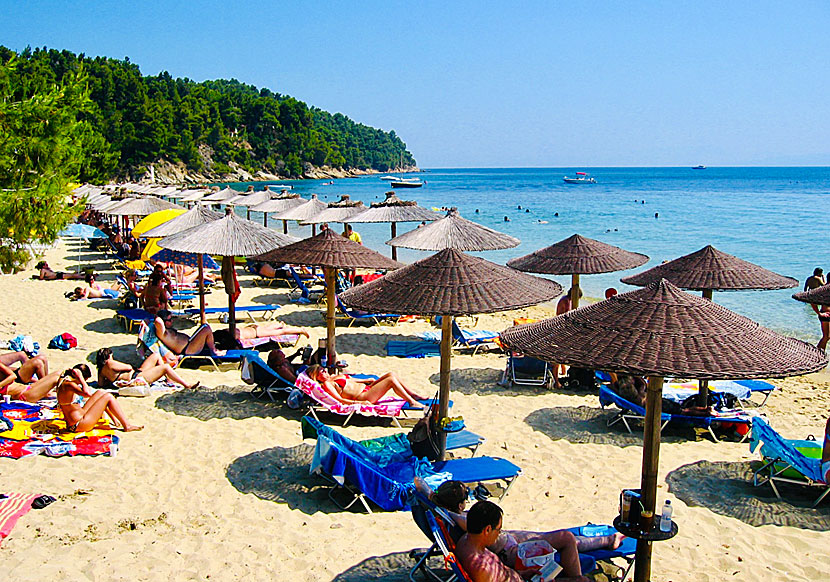 Hyra solstolar och parasoll på Vromolimnos beach. 